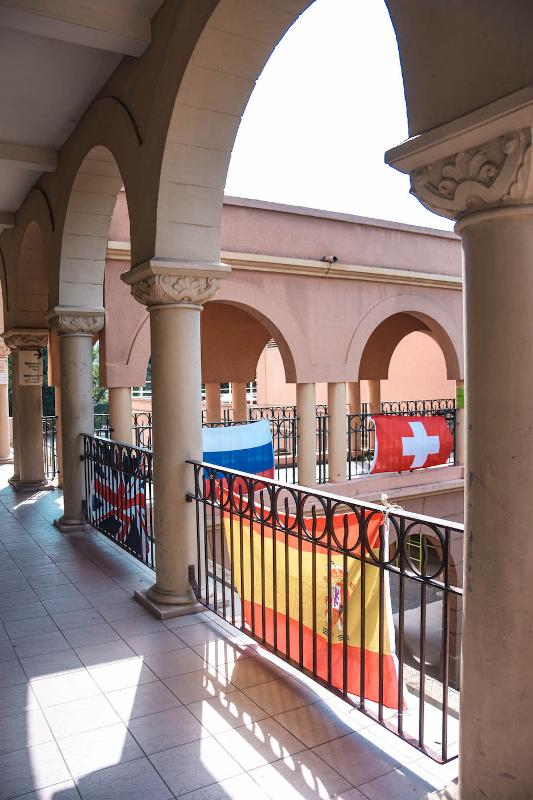 Vista del campus con banderas de países en el curso de idiomas en francia
