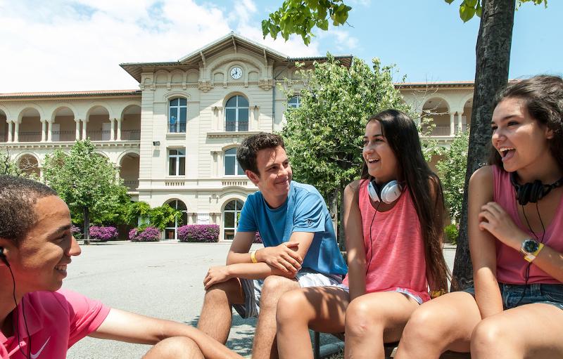 Grupo de estudiantes riendo en Cannes en el curso de idiomas en francia