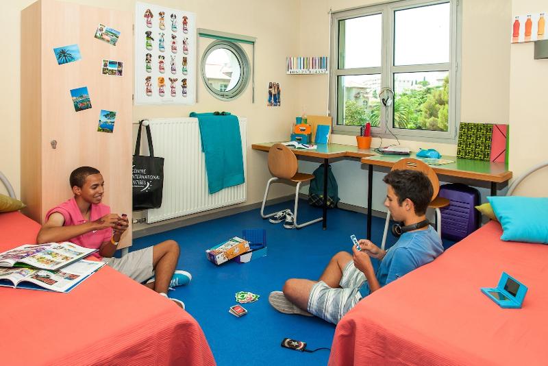 Niños jugando al uno en la habitación en el curso de idiomas en francia