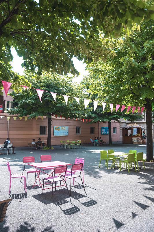 Vista del patio con sillas y mesas de colores en el curso de idiomas en francia