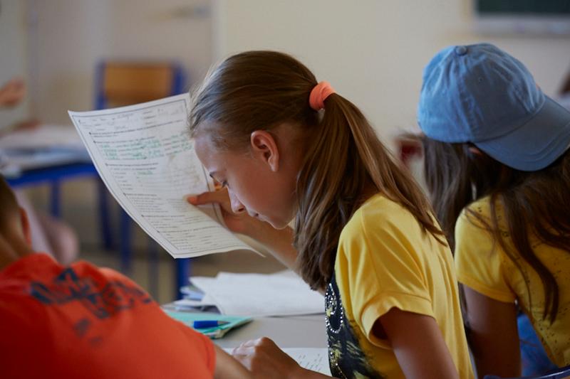 Niña haciendo deberes de clase en el curso de idiomas en francia