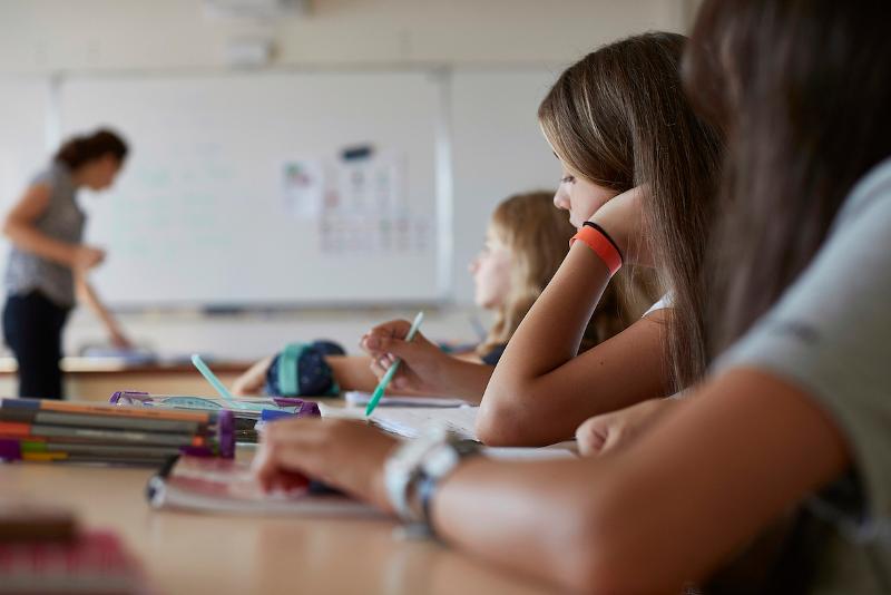 Estudiantes en clase en el curso de idiomas en francia