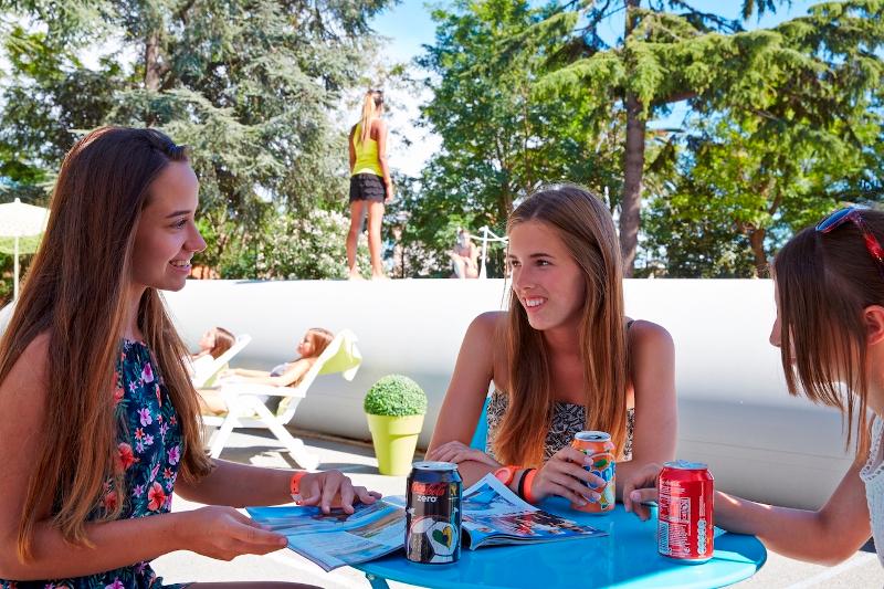Estudiantes hablando y tomando refrescos en el curso de idiomas en francia