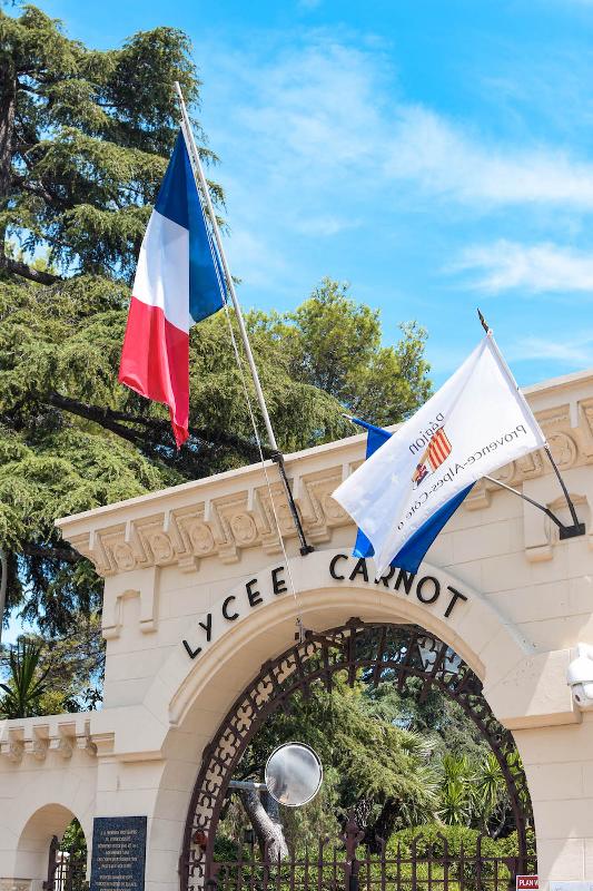 Entrada del Lycee Carnot en Cannes en el curso de idiomas en francia
