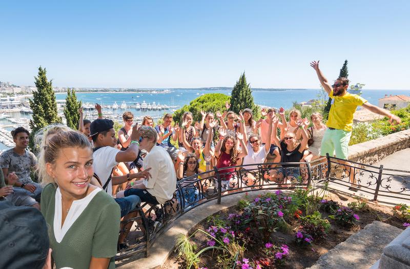 Foto grupal en un mirador en Cannes en el curso de idiomas en francia
