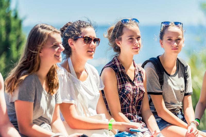 Cuatro chicas en un curso de francés en Francia