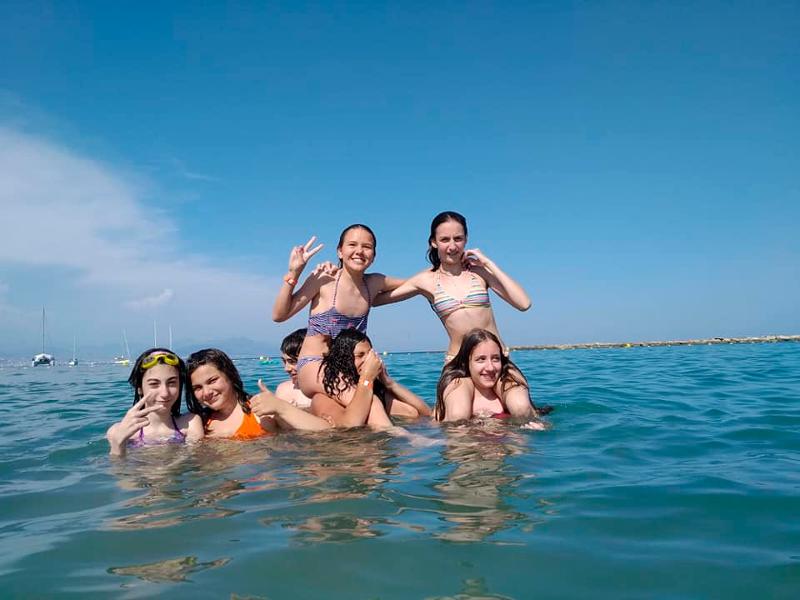 Niñas jugando en el mar en las actividades náuticas del curso de idiomas Francia 