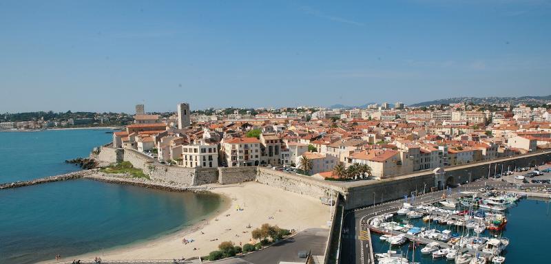 Visión panorámica de la zona portuaria de Antibes en el curso de idiomas en francia
