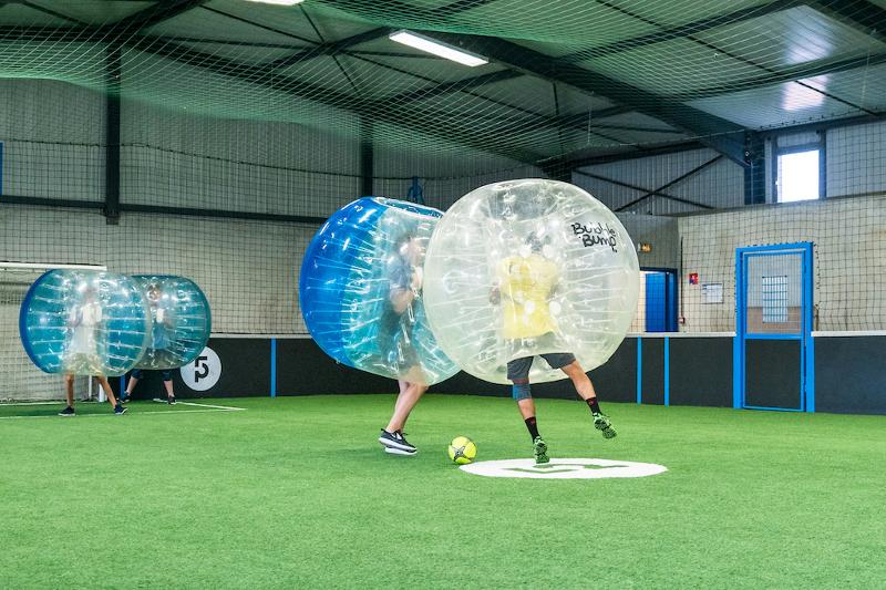 Participantes jugando al fútbol burbuja en el curso de francés Francia 