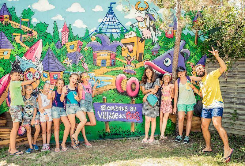 Grupo de participantes posando para una foto en una excursión del curso de idiomas en Francia 