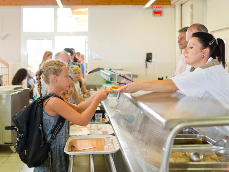 Niños recibiendo su comida en el comedor del curso de idiomas en Francia 