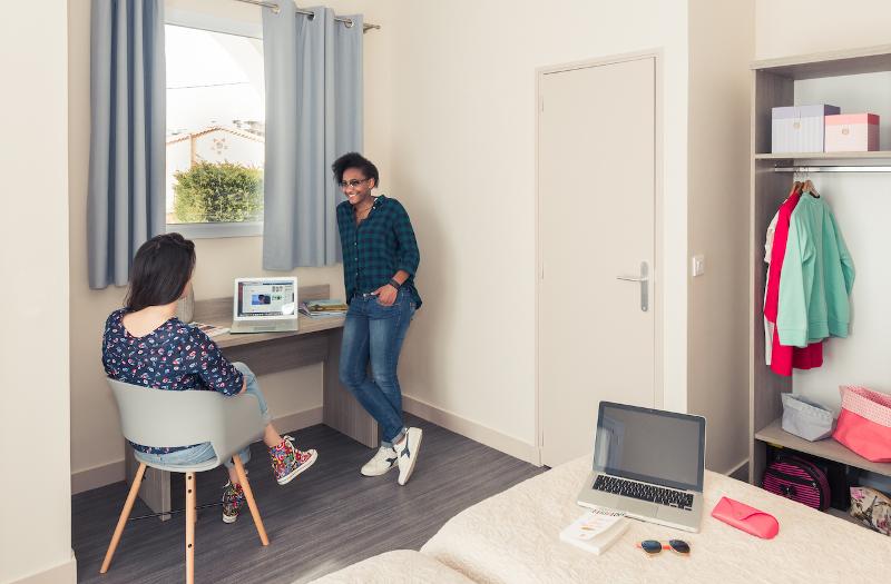 Jóvenes del curso francés Francia hablando en la habitación de la residencia
