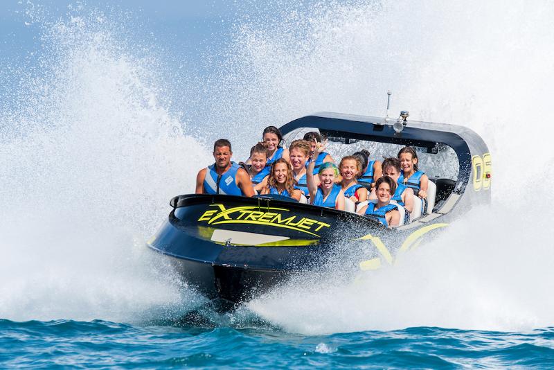 Grupo de participantes disfrutando de la actividad del jet boat en el curso de idiomas en Francia 