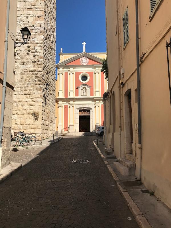 Calle peatonal del centro de la ciudad de Antibes en el curso de idiomas francia 