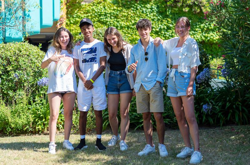 Jóvenes que se han convertido en amigos posando para una foto en el curso de frances en francia 