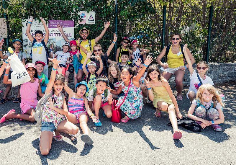 Foto grupal de todos los participantes del curso de idiomas francia en una excursión en la naturaleza 