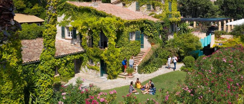 Vistas de la casa de acogida llena de plantas con escaleras del curso de frances en francia 