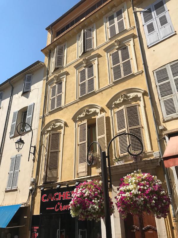 Vista de un edificio en Antibes en un curso de francés en Francia 