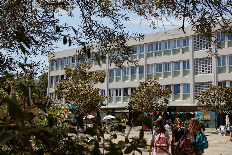 Jóvenes participantes de camino a la escuela del curso frances francia 