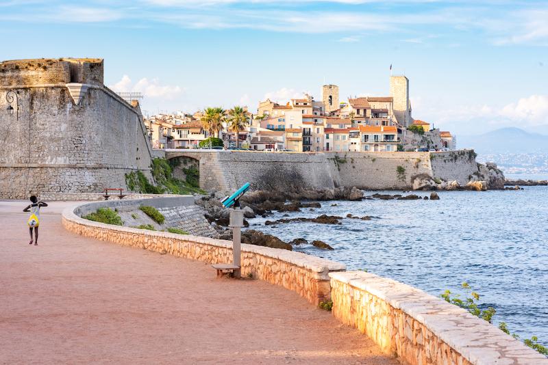 Paseo marítimo con vistas al mar y telescopio en el curso de idiomas francia 