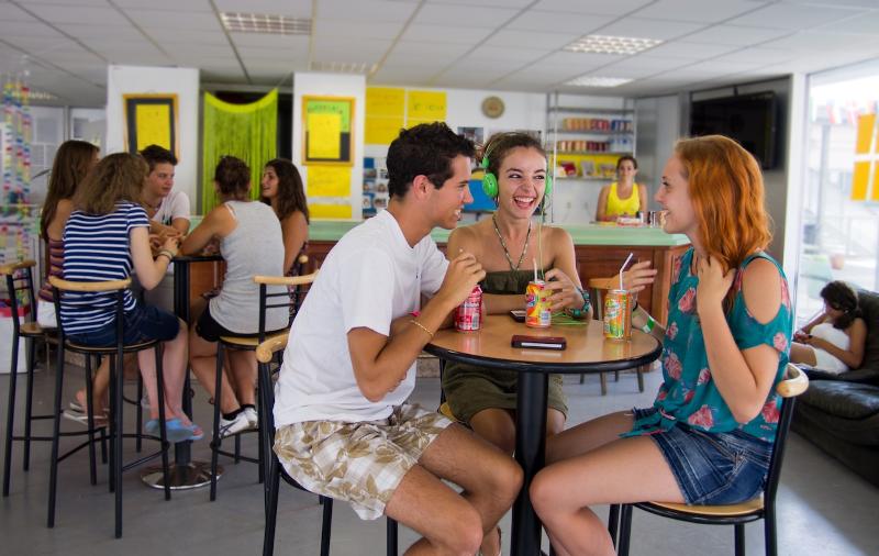 Estudiantes pasando un buen rato en la cafeteria del curso de idiomas en francia 