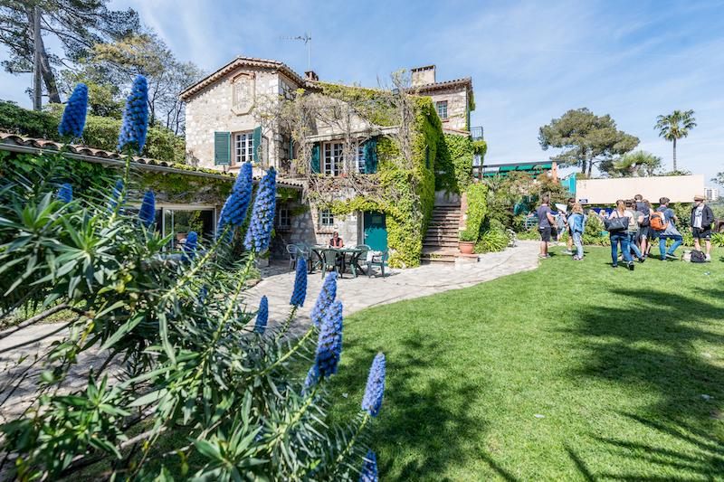 Foto del jardín, lilas y el alojamiento con estudiantes llegando en un curso de idiomas en francia 