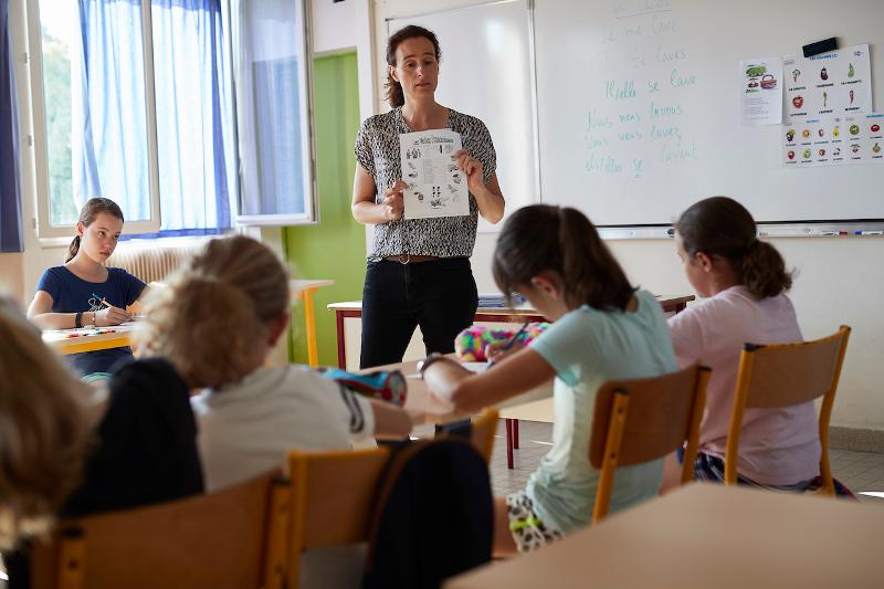 Profesora explicando en clase en curso de idiomas en francia 