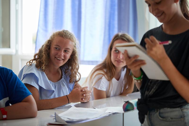 Jóvenes aprendiendo en las clases del curso de idiomas en francia 