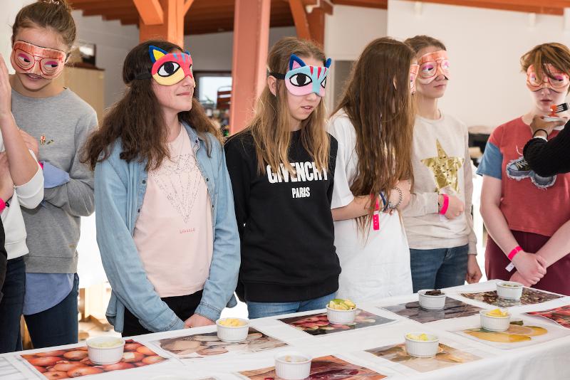 Juego de adivinar olores y niños con máscaras en curso de idiomas en francia 