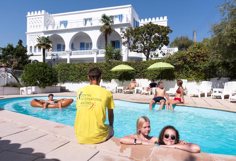 Participantes del curso de idiomas francia disfrutando del sol y de la piscina 