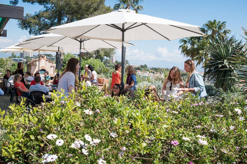 Participantes sentadas en la terraza con vistas a Antibes del curso de frances en francia 