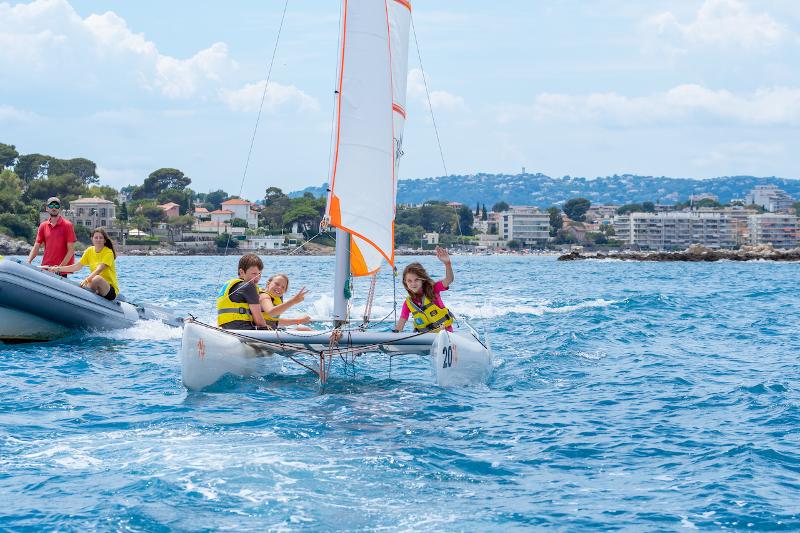 Participantes realizando la actividad de vela junto al instructor en la zodiac del curso frances en francia 