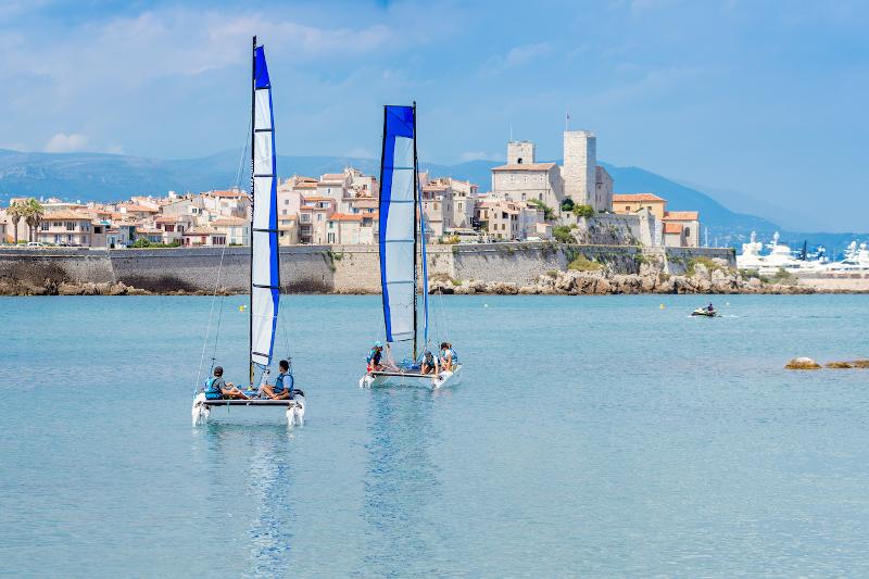 Jóvenes saliendo del puerto para realizar las prácticas de catamarán deportivo del curso de frances en francia verano 