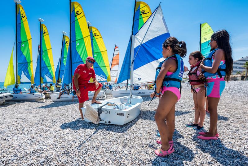Pequeñas escuchando las explicaciones del instructor para la actividad de vela ligera en el curso frances francia 
