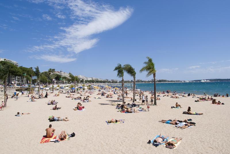 Playa de Antibes donde irán los participantes del curso frances francia 