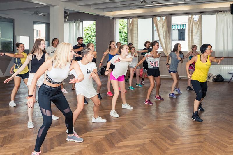 Grupo de alumnas participando en una clase de baile en el curso de frances francia