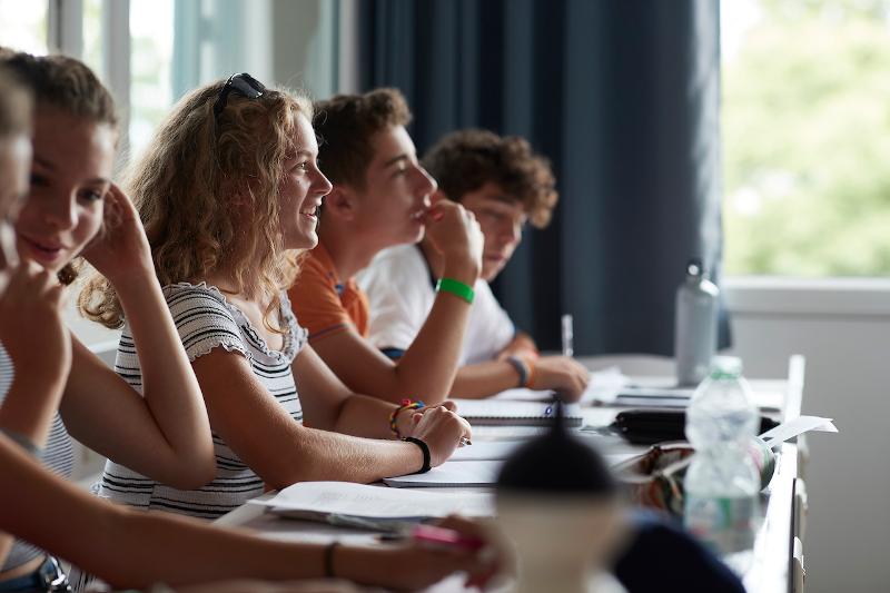 Alumnos escuchando atentamente a las explicaciones de la profesora en el curso frances francia 
