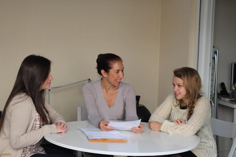 Jóvenes estudiando con su familia de acogida en el curso de español en españa