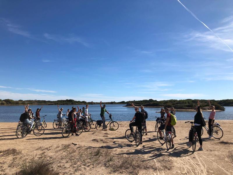 Jóvenes visitando un lago en un tour en bicicleta en el curso de español en españa
