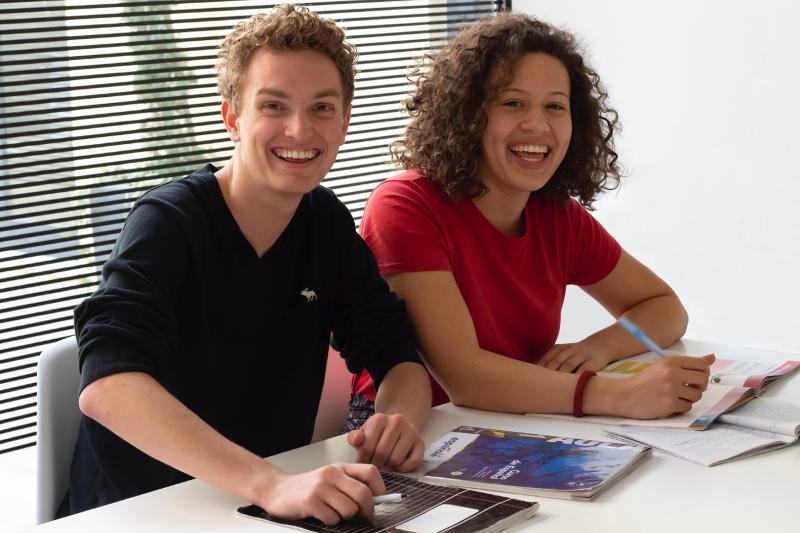 Jóvenes sonriendo en clase en el curso de español en españa