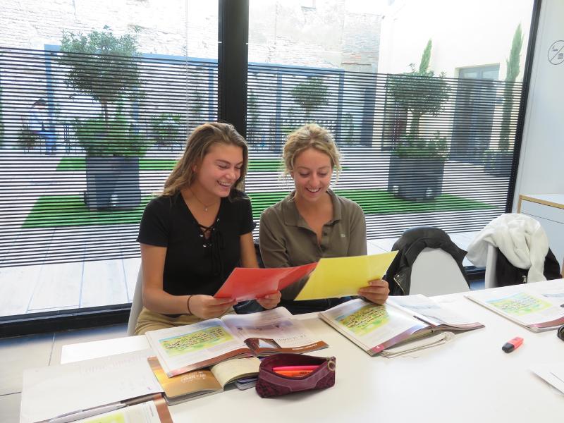 Chicas en clase participando en el curso de español en españa