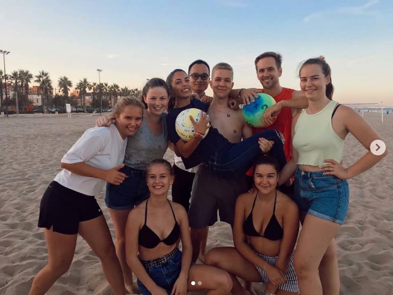Jóvenes posando en la playa en el curso de español en españa