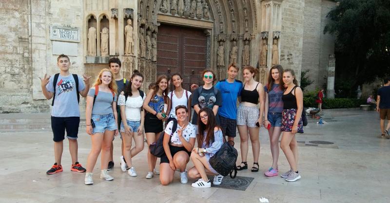 Foto grupal delante de la catedral de Valencia en el curso de español en españa