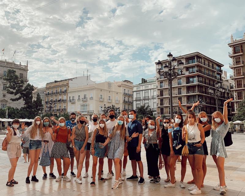 Foto de grupo en el centro de Valencia en el curso de español en españa