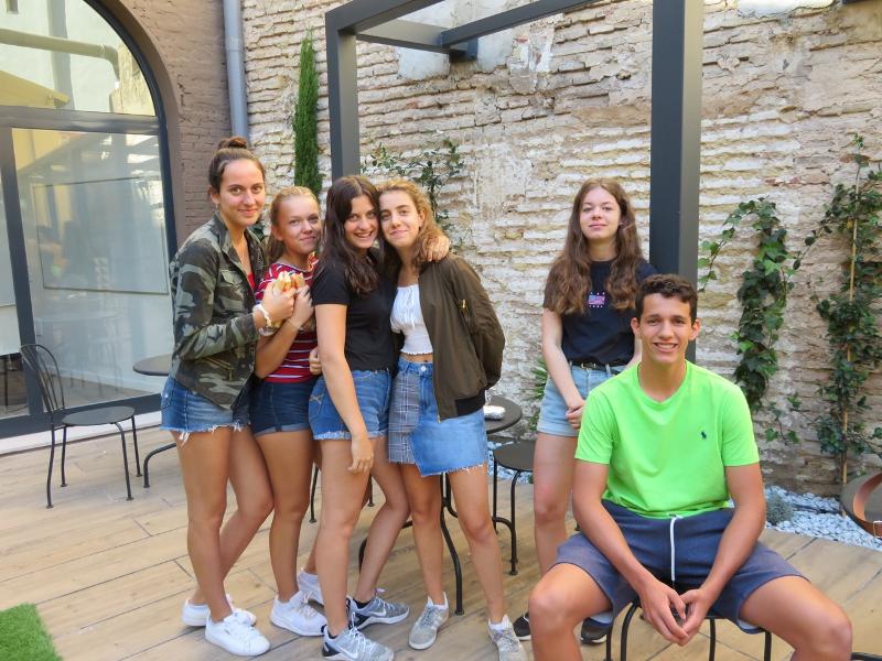Jóvenes posando en el curso de español en españa