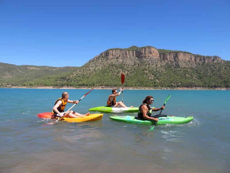 Jóvenes haciendo Kayak en el curso de español en españa
