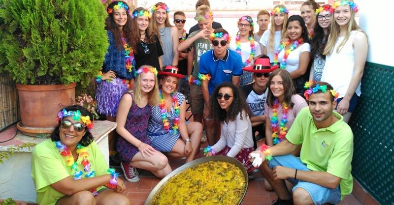 Jóvenes en con una Paella en el curso de español en españa