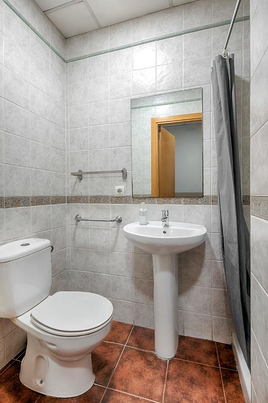 Baño con water, lavabo y ducha en el curso de español en españa