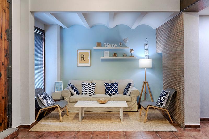 Zona de relax con sofá y sillones de la residencia en el curso de español en españa