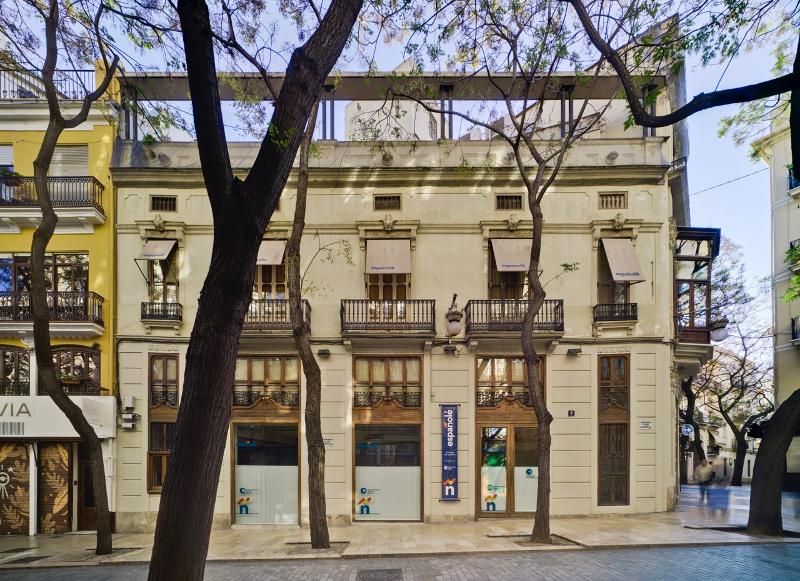 Fachada del edificio de la escuela en el curso de español en españa